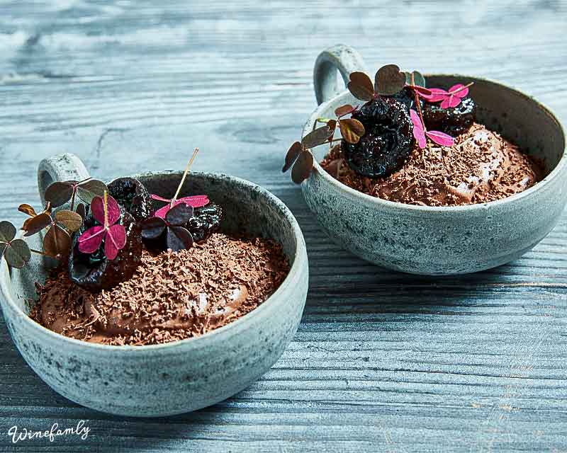 Chokolademousse med syltede blommer