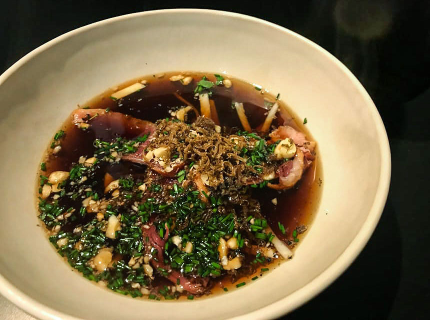 Vildtconsommé med sherry, hasselnødder & urter